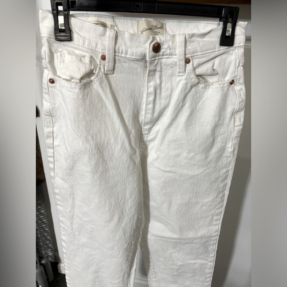 Universal Threads Vintage Straight leg white jeans w/copper button. Size 4Long - Picture 2 of 9